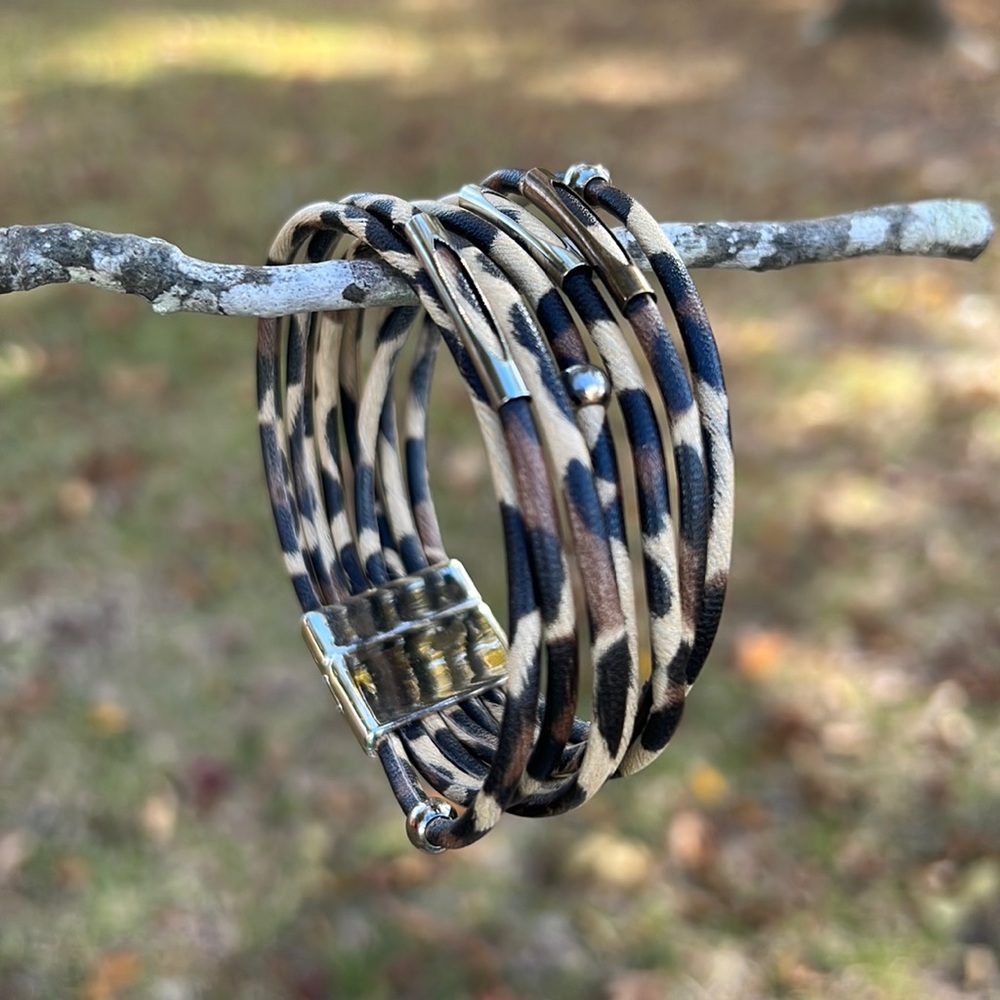 Animal print magnetic bracelet